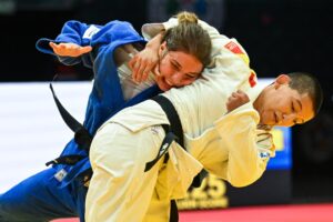 La judoica húngara Szofi Ozbas (azul) y la española Ai Tsunoda Roustant (blanco) durante la pelea por el bronce en la categiría -70kg del Mundial que se disputa en en Budapest, Hungría. EFE/EPA/TIBOR ILLYES HUNGARY OUT