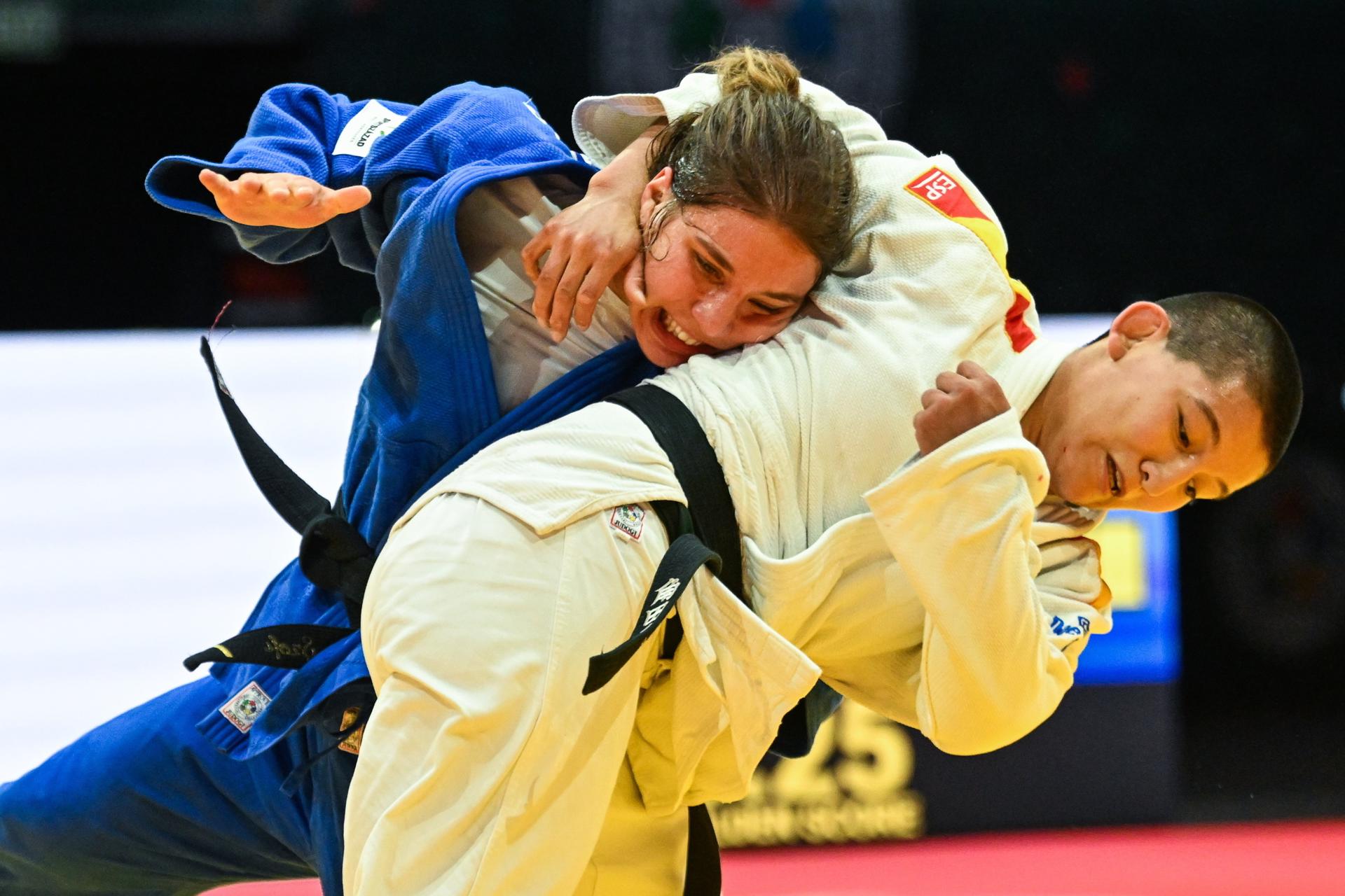 La judoica húngara Szofi Ozbas (azul) y la española Ai Tsunoda Roustant (blanco) durante la pelea por el bronce en la categiría -70kg del Mundial que se disputa en en Budapest, Hungría. EFE/EPA/TIBOR ILLYES HUNGARY OUT