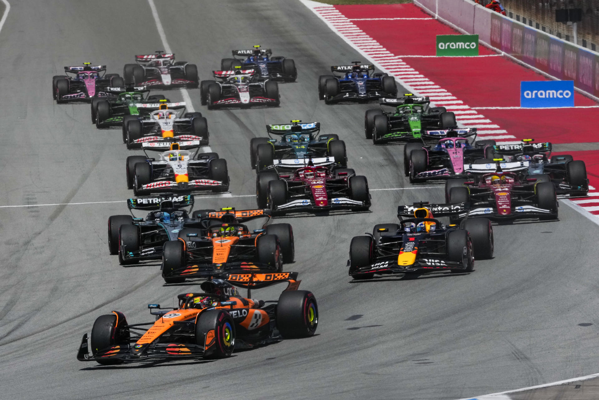El piloto australiano del equipo McLaren Oscar Piastri (i), durante el Gran Premio de España de Fórmula Uno, este domingo en el circuito de Barcelona-Cataluña, en Montmeló (Barcelona).- EFE/Alejandro García