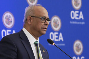 Fotografía de archivo del secretario general de la Organización de los Estados Americanos (OEA), el surinamés Albert Ramdin, en la sede de la OEA en Washington (EE.UU.). EFE/ Lenin Nolly