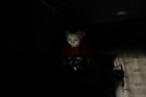 Un niño mira su teléfono inteligente, en una fotografía de archivo. EFE/Orlando Barría