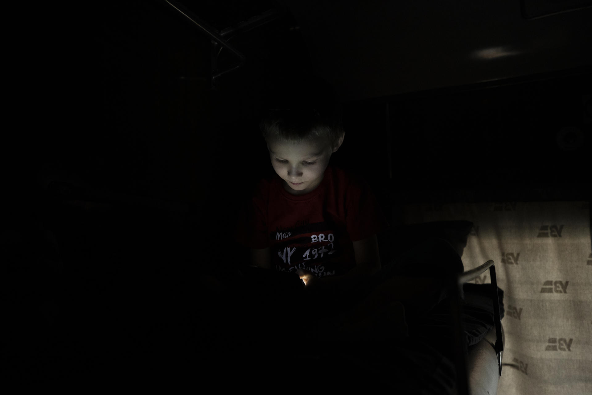 Un niño mira su teléfono inteligente, en una fotografía de archivo. EFE/Orlando Barría
