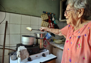 Fotografía del 27 de mayo de 2025 de Teresa García preparando alimentos en su casa en Pinar del Río (Cuba). EFE/ Ernesto Mastrascusa