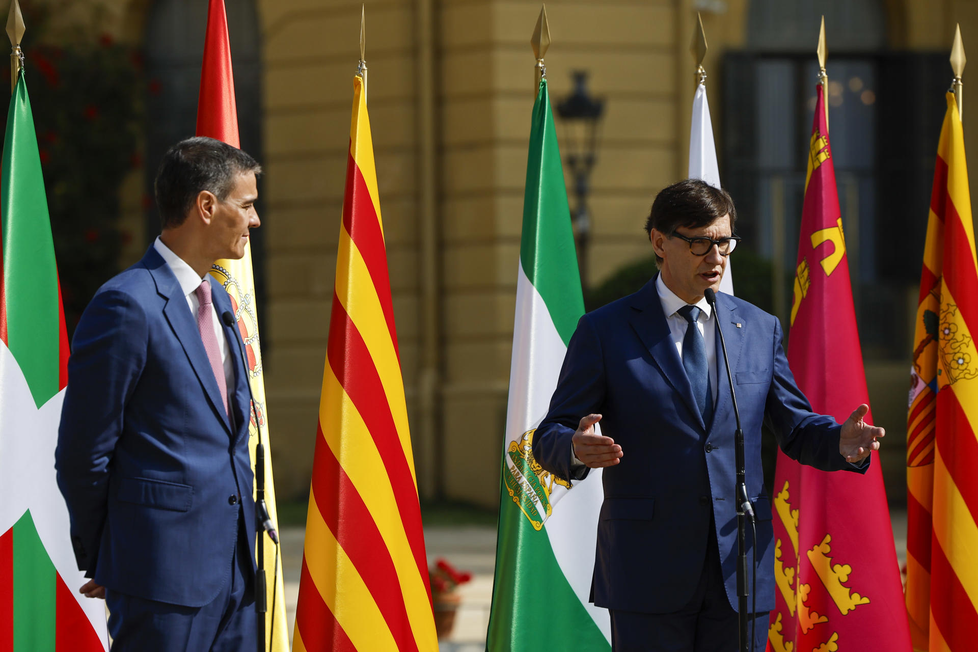 El presidente del Gobierno Pedro Sánchez (i) y el presidente de la Generalitat, Salvador Illa (d) hacen una declaración institucional durante la XXVIII Conferencia de Presidentes que se celebra este viernes en el Palau de Pedralbes, en Barcelona. EFE/Alberto Estevez