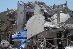 Fotografía de un vecindario en Tel Aviv que sufrió el impacto de un misil lanzado desde Irán la madrugada de este sábado. EFE/ Magda Gibelli