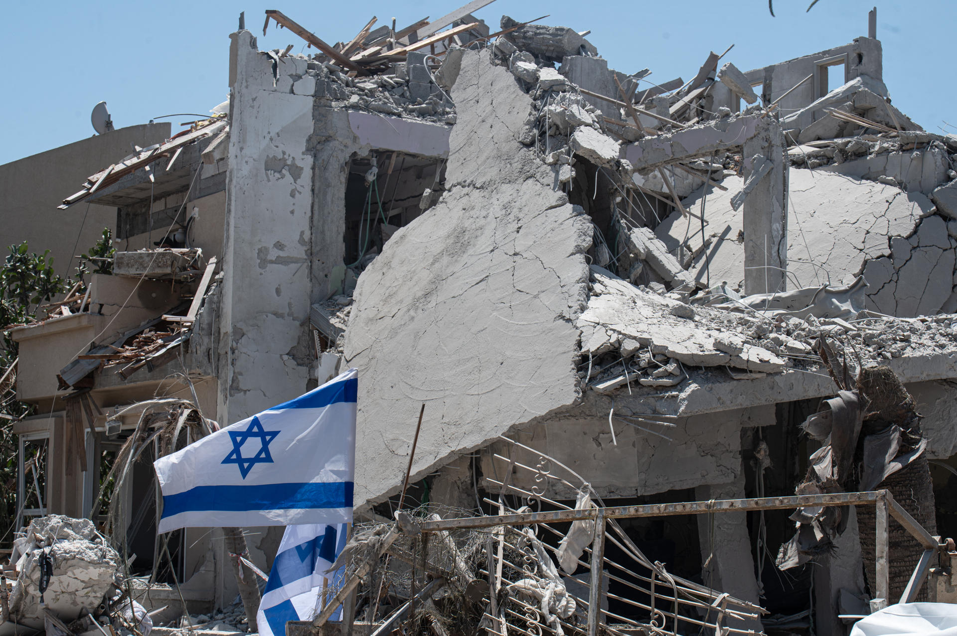 Fotografía de un vecindario en Tel Aviv que sufrió el impacto de un misil lanzado desde Irán la madrugada de este sábado. EFE/ Magda Gibelli