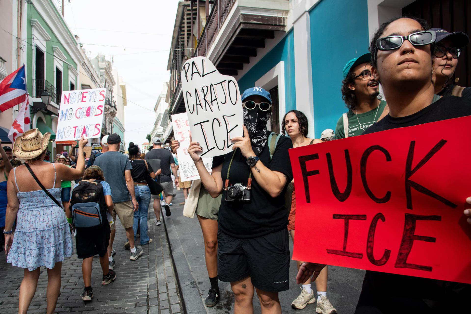 Personas participan en una manifestación en defensa de la comunidad migrante este sábado, en San Juan (Puerto Rico). EFE/ Enid M Salgado