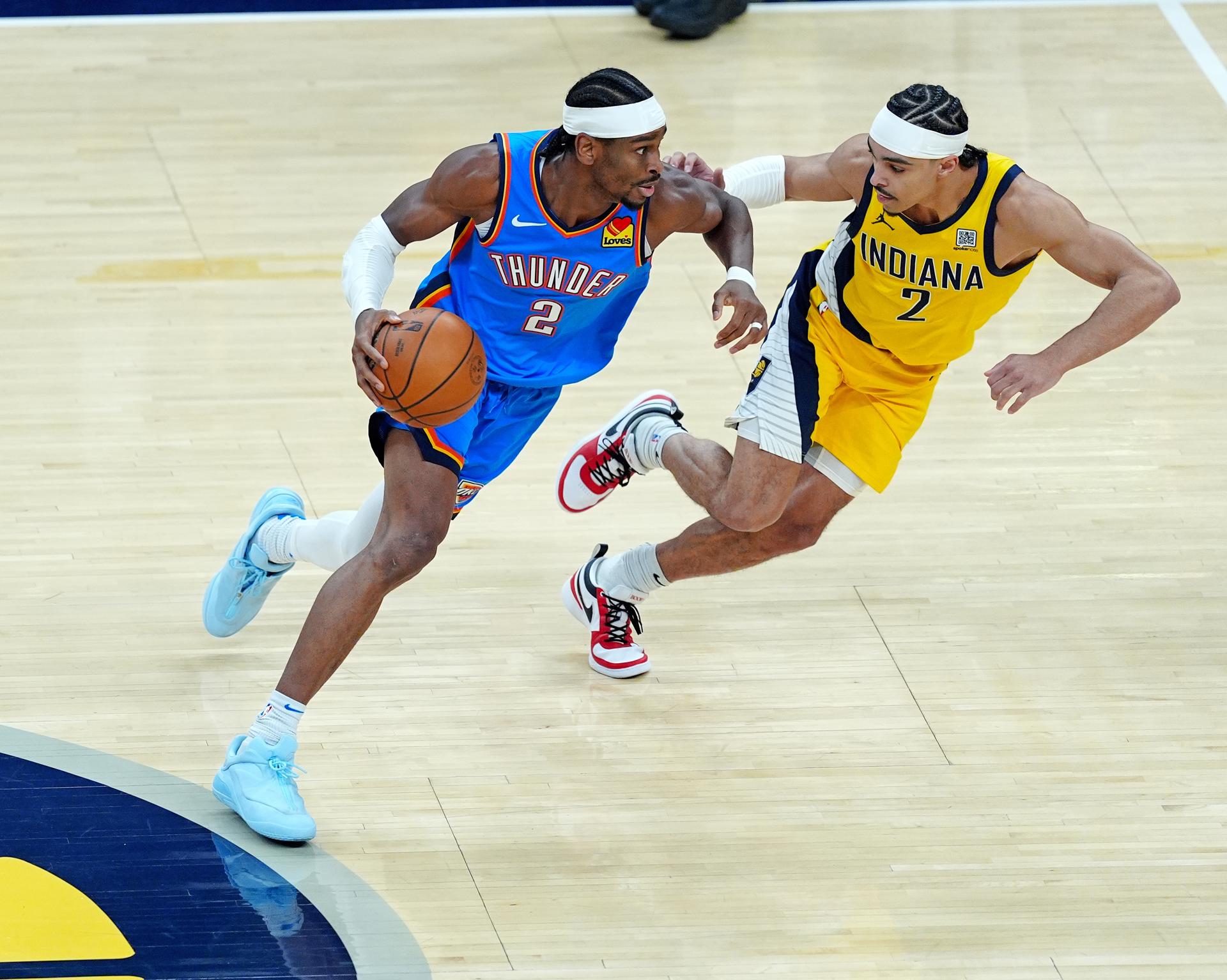 Shai-Gilgeous Alexander (i), de los Thunder, intenta avanzar ante la marca de Andrew Nembhard, de los Pacers en el sexto juego de las Finales de la NBA. EFE/EPA/BRIAN SPURLOCK