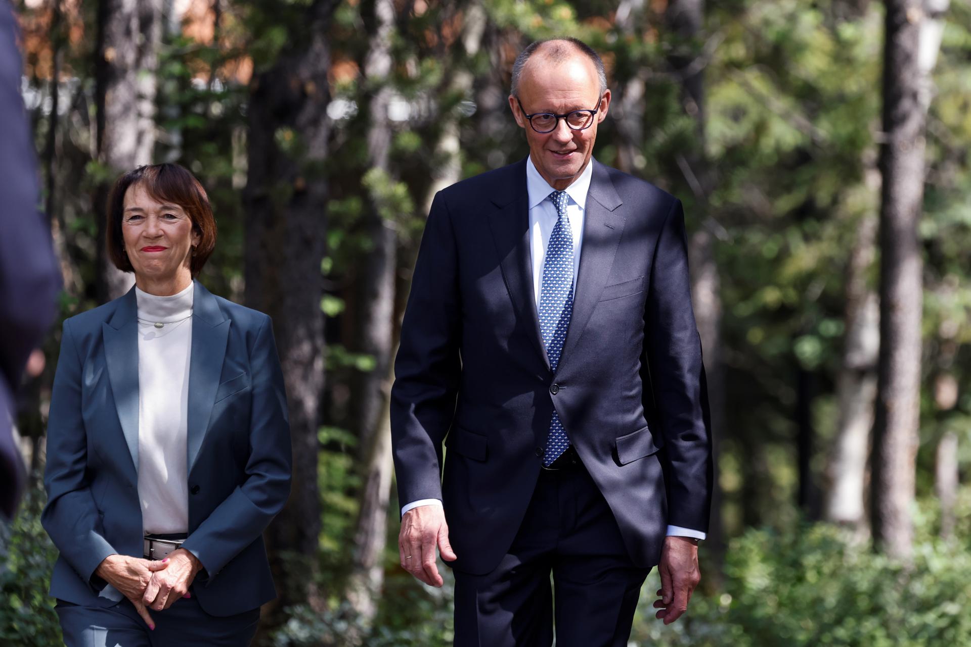 El canciller alemán, Friedrich Merz (D), y Charlotte Merz llegan a la Cumbre del Grupo de los Siete (G7) EFE/Ludovic Marin