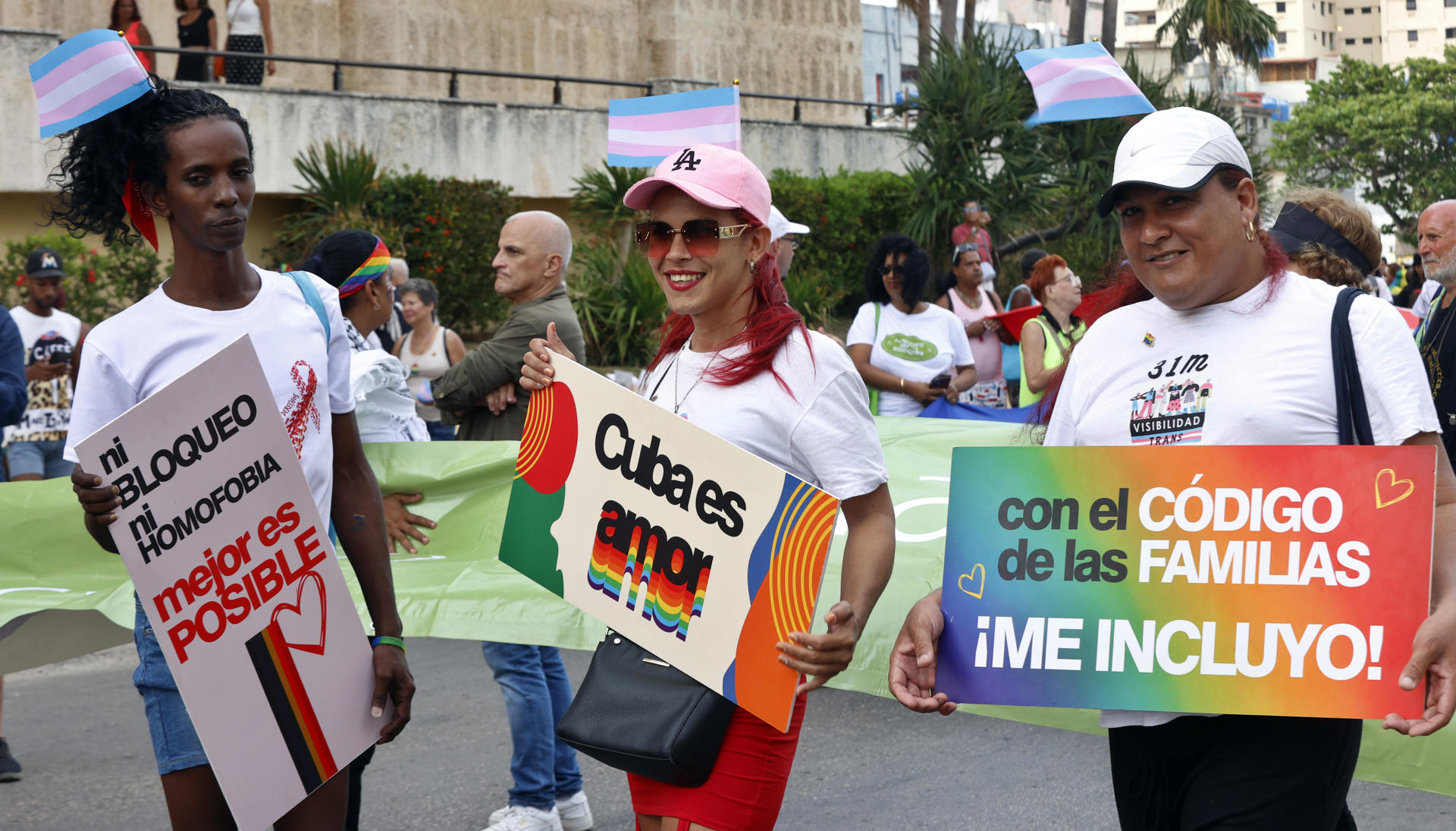 Fotografía de archivo del 10 de Mayo de 2025 de personas participando en la marcha por el Día Internacional del Orgullo LGTBI, en La Habana (Cuba). EFE/ Ernesto Mastrascusa