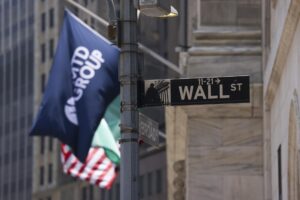 Imagen de archivo del cartel de Wall Street cerca del New York Stock Exchange en Nueva York, Nueva York, EE.UU. EFE/EPA/SARAH YENESEL