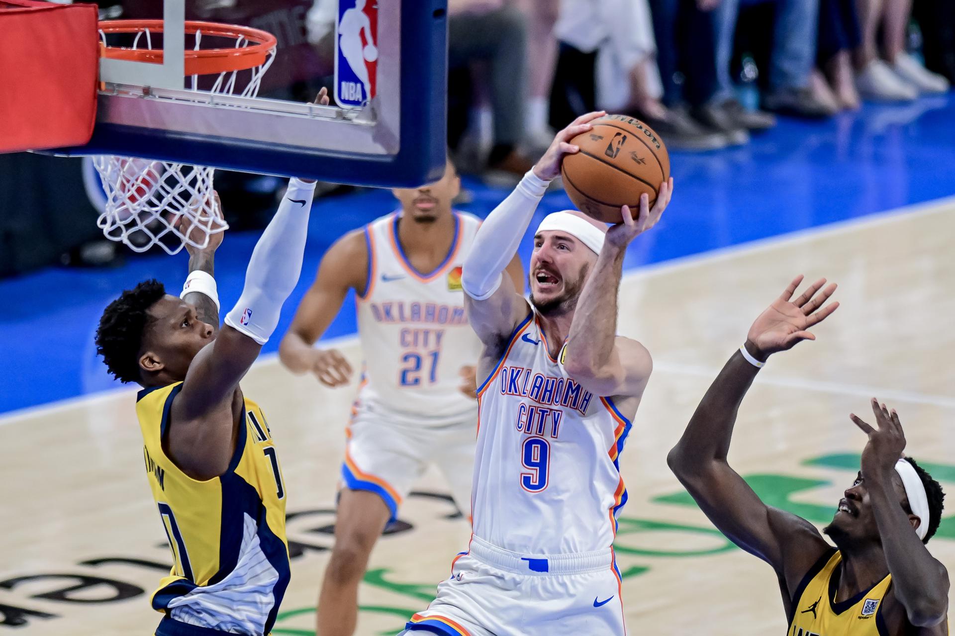 Alex Caruso (c) de los Oklahoma City Thunder lanza ante los Indiana Pacers. EFE/Manuela Soldi
