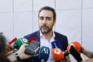 El empresario y presunto comisionista Víctor de Aldama a su salida este miércoles del juzgado de Instrucción nº4 de Majadahonda, para comparecer en calidad de testigo ante la jueza que investiga a Luis Rubiales y a Gerard Piqué por el contrato de la Supercopa en Arabia Saudí. EFE/Rodrigo Jiménez