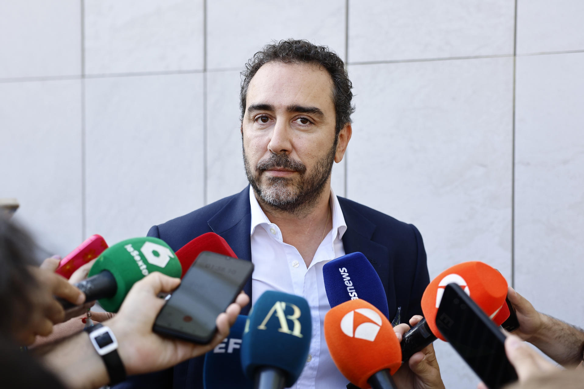 El empresario y presunto comisionista Víctor de Aldama a su salida este miércoles del juzgado de Instrucción nº4 de Majadahonda, para comparecer en calidad de testigo ante la jueza que investiga a Luis Rubiales y a Gerard Piqué por el contrato de la Supercopa en Arabia Saudí. EFE/Rodrigo Jiménez