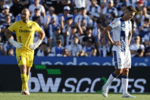 El portero del Leganés Marko Dmitrovic (i) y el defensa Jorge Sáenz, tras el partido de LaLiga de fútbol que CD Leganés y Real Valladolid disputaron en el estadio de Butarque, cuando se consumó el descenso del equipo madrileño. EFE/Sergio Pérez