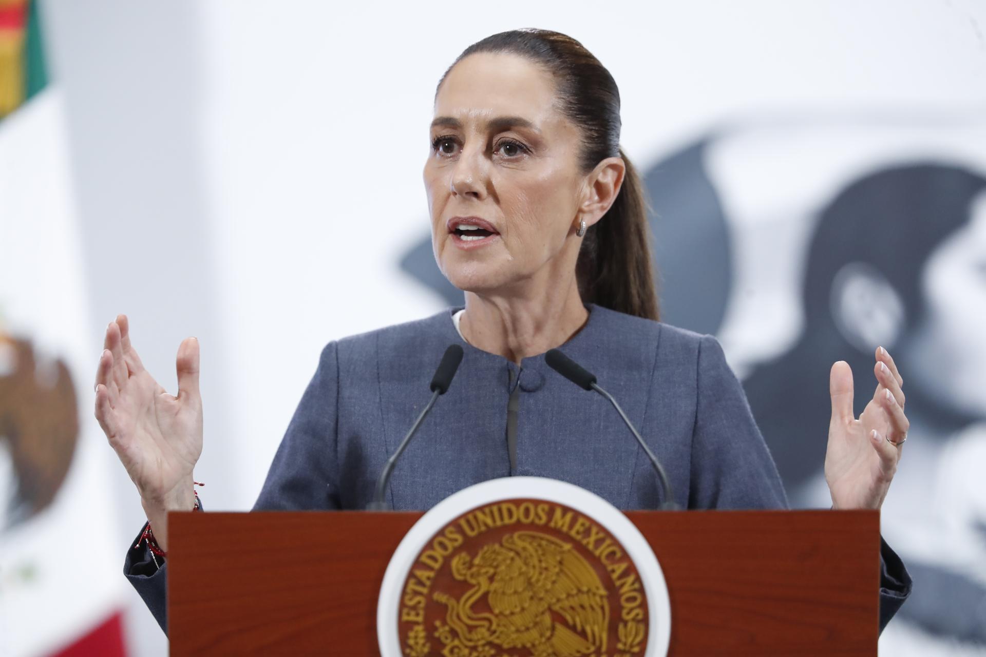 La presidenta de México, Claudia Sheinbaum, habla durante una rueda de prensa este viernes, en Palacio Nacional de la Ciudad de México (México). EFE/ Mario Guzmán