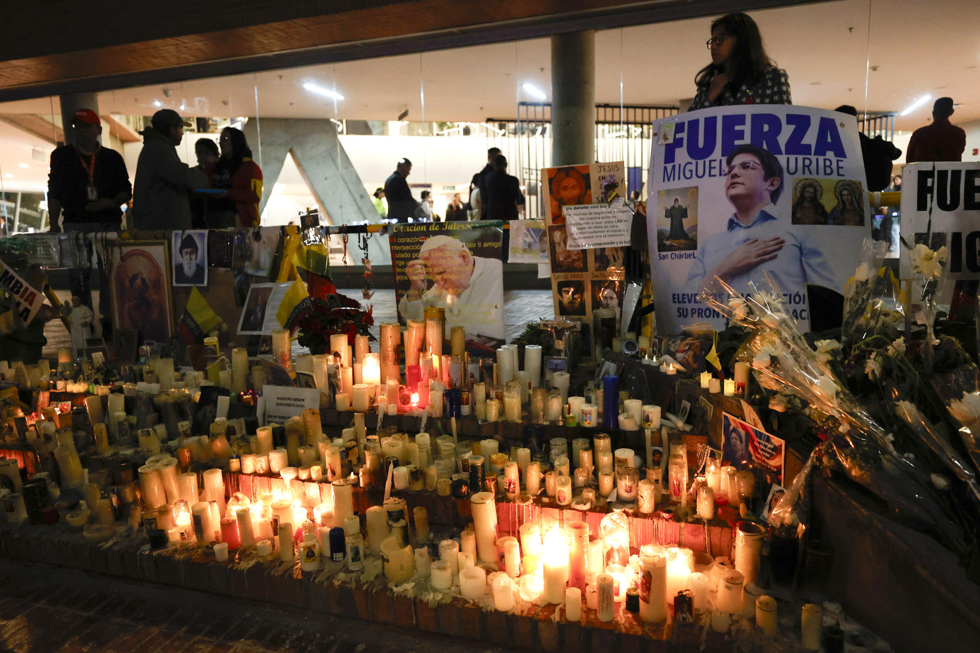 Vista general del altar en con velas e imágenes elaborado de manera espontánea por cientos de ciudadanos que oran por la salud del senador Miguel Uribe Turbay, frente a la Clínica Fundación Santa Fe, en Bogotá (Colombia). EFE/Mauricio Dueñas
