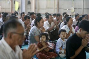 Imagen de archivo tomada el 28 de abril de 2025 en Sagaing, Birmania (Myanmar), durante una ceremonia conmemorativa del primer mes del mortífero terremoto que azotó el país el 28 de marzo, dejando más de 3.600 muertos, miles de heridos y 145 desaparecidos, según el gobierno. EFE/EPA/NYEIN CHAN NAING