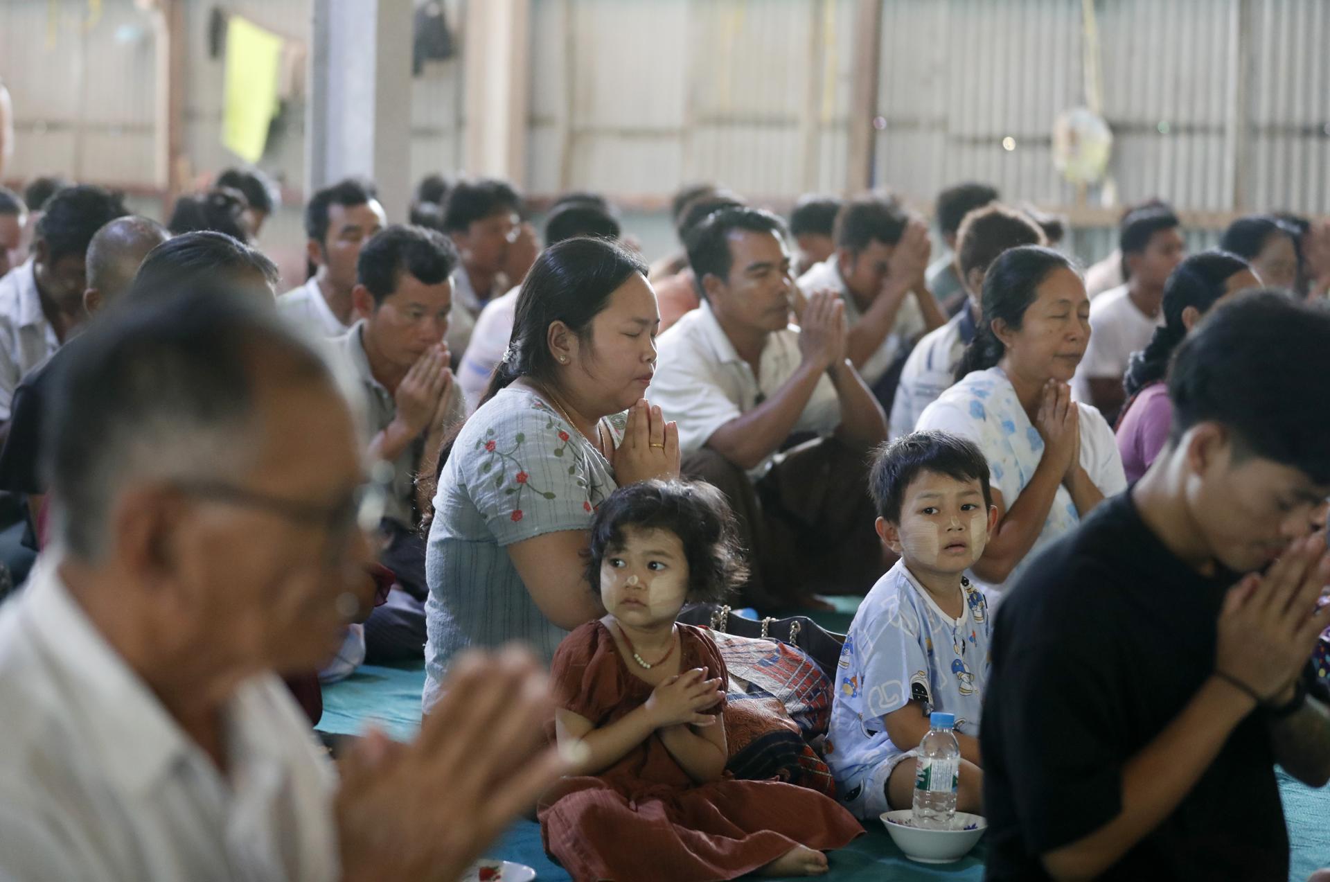Imagen de archivo tomada el 28 de abril de 2025 en Sagaing, Birmania (Myanmar), durante una ceremonia conmemorativa del primer mes del mortífero terremoto que azotó el país el 28 de marzo, dejando más de 3.600 muertos, miles de heridos y 145 desaparecidos, según el gobierno. EFE/EPA/NYEIN CHAN NAING