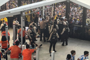 Foto de archivo del 14 de julio de 2024, con miembros de la policía de Estados Unidos controlando el ingreso de los aficionados al estadio Hard Rock durante la final de la pasada la Copa América, en Miami (Estados Unidos) entre Argentina y Colombia.EFE/ David Villafranca/MÁXIMA CALIDAD DISPONIBLE