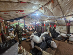 Fotografía cedida por la Secretaría Nacional Antidrogas de Paraguay (Senad) de algunos de sus integrantes durante la incautación de marihuana prensada este viernes, en Karapaí (Paraguay). EFE/ Secretaría Nacional Antidrogas de Paraguay /