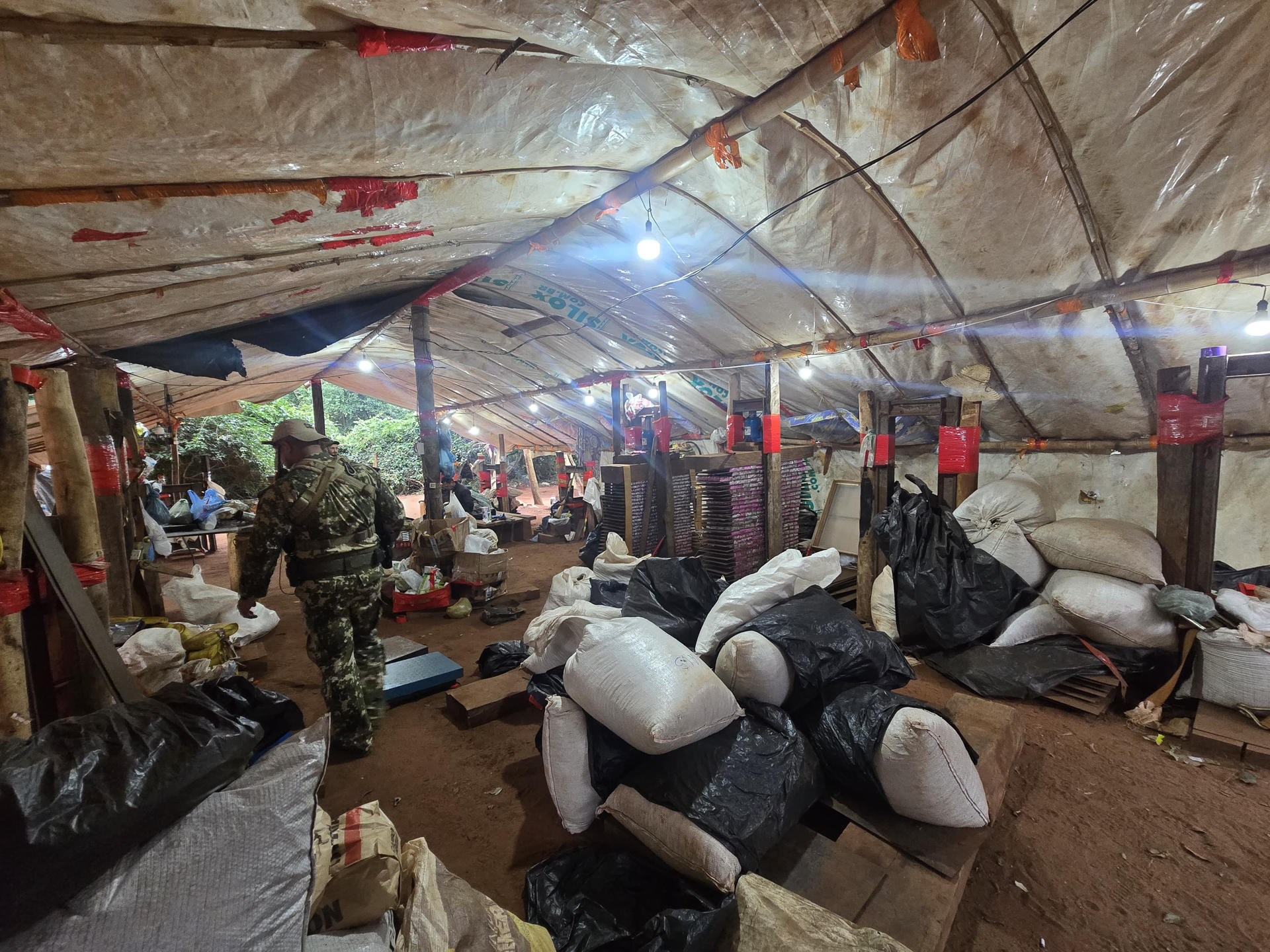 Fotografía cedida por la Secretaría Nacional Antidrogas de Paraguay (Senad) de algunos de sus integrantes durante la incautación de marihuana prensada este viernes, en Karapaí (Paraguay). EFE/ Secretaría Nacional Antidrogas de Paraguay /