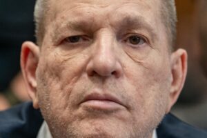 El exproductor de cine estadounidense Harvey Weinstein se sienta en la sala del tribunal durante su nuevo juicio en el Tribunal Penal de Manhattan en la ciudad de Nueva York, EE.UU. EFE/STEVEN HIRSCH