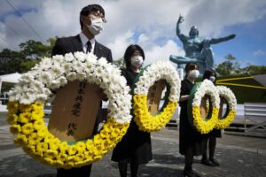 Los miembros del personal preparan coronas de flores para la ceremonia oficial en el Parque de la Paz en Nagasaki, sur de Japón, el 9 de agosto de 2020. 
EFE/EPA/DAI KUROKAWA