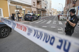 ALMERÍA, 27/06/2025.- Una mujer de unos 60 años ha sido hallada la tarde de este viernes muerta en el interior de una vivienda situada en la travesía de San Luis, en la capital almeriense, en lo que la Policía Nacional ha confirmado a EFE como un homicidio. EFE/ Carlos Barba