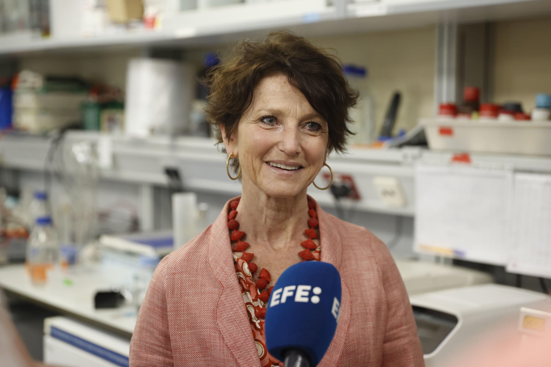 La directora científica del Centro de Biología Molecular (CBM), la científica italiana Paola Bovolenta, hace declaraciones a Efe durante una visita al CBM Severo Ochoa en Madrid. Los más de 500 científicos y cien grupos de investigación que suma en la actualidad han afianzado el CBM Severo Ochoa como uno de los mayores de España y una referencia a nivel mundial, cuando cumple medio siglo explorando las bases moleculares de la vida. Además de la labor investigadora que se desarrolla en sus imbricados laboratorios, el centro presta soporte a otros centros de investigación, universidades u hospitales, con servicios de microscopía óptica y electrónica, de bioinformática, de cultivo celular y de tejidos, o de edición genética, además de tener uno de los animalarios más completos de España para la experimentación bajo estrictos parámetros para asegurar la salud y el bienestar de los animales que se utilizan. EFE/ Oscar Guillen
