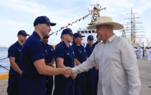 El encargado de negocios de la Embajada de los Estados Unidos en Colombia, John McNamara (d), saluda a un integrante de la Guardia Costera de Estados Unidos, durante una ceremonia de entrega de tres patrulleras a la Armada de Colombia, en Cartagena (Colombia). EFE/Ricardo Maldonado