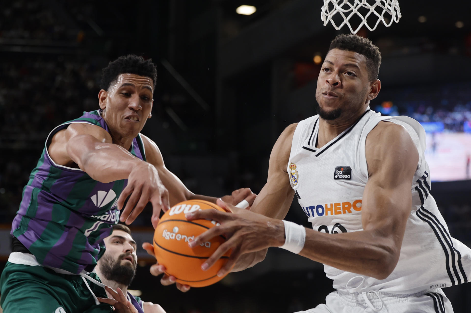 El ala pívot de Unicaja Tyson Pérez lucha por el rebote con el pívot del Real Madrid Edy Tavare. EFE/Sergio Pérez
