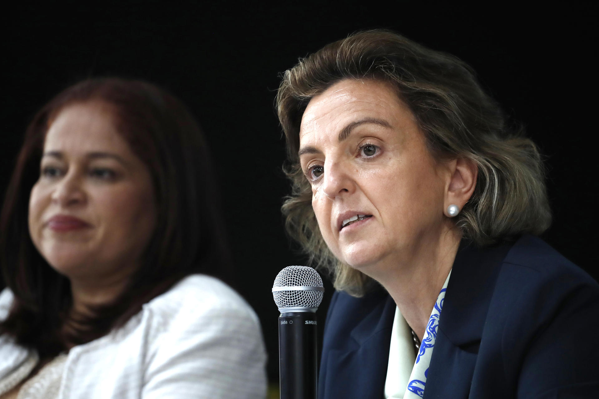 La embajadora de España en El Salvador, Sonia Álvarez Cibanal (d), habla junto a la ministra de turismo de El Salvador, Morena Valdéz, durante una reunión este lunes en la sede diplomática española, en San Salvador (El Salvador). EFE/Rodrigo Sura