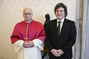 Una imagen proporcionada por Vatican Media muestra al Papa León XIV con el   presidente de Argentina, Javier Milei, en la Ciudad del Vaticano, el 7 de junio de 2025. (Papa) 
EFE/EPA/VATICAN MEDIA HANDOUT USO EDITORIAL SOLAMENTE/NO VENTAS