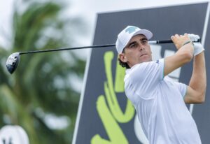 Fotografía de archivo del chileno Joaquín Niemann, quien este domingo se proclamó campeón del LIV Virginia, su cuarto título de la temporada. EFE/EPA/CRISTOBAL HERRERA-ULASHKEVICH