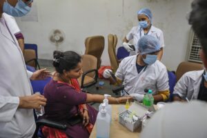 Los médicos recogen una muestra de ADN de un familiar de una víctima que murió en el accidente aéreo del vuelo AI-171 de Air India, en el Hospital Civil de Ahmedabad, Gujarat, oeste de la India, el 13 de junio de 2025. EFE/EPA/RAJAT GUPTA