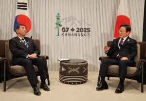 El presidente surcoreano, Lee Jae-myung (der.), y el primer ministro japonés, Shigeru Ishiba (izq.), mantienen conversaciones en la sede de la cumbre del Grupo de los Siete en Kananaskis, Canadá, el 17 de junio de 2025. EFE/EPA/YONHAP SOUTH KOREA OUT
