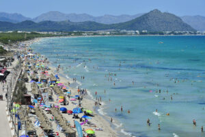 Vista de la bahía de Alcudia desde la Playa de Can Picafort en el municipio de Santa Margalida durante un día de playa en una imagen de archivo EFE/ Miquel A. Borràs