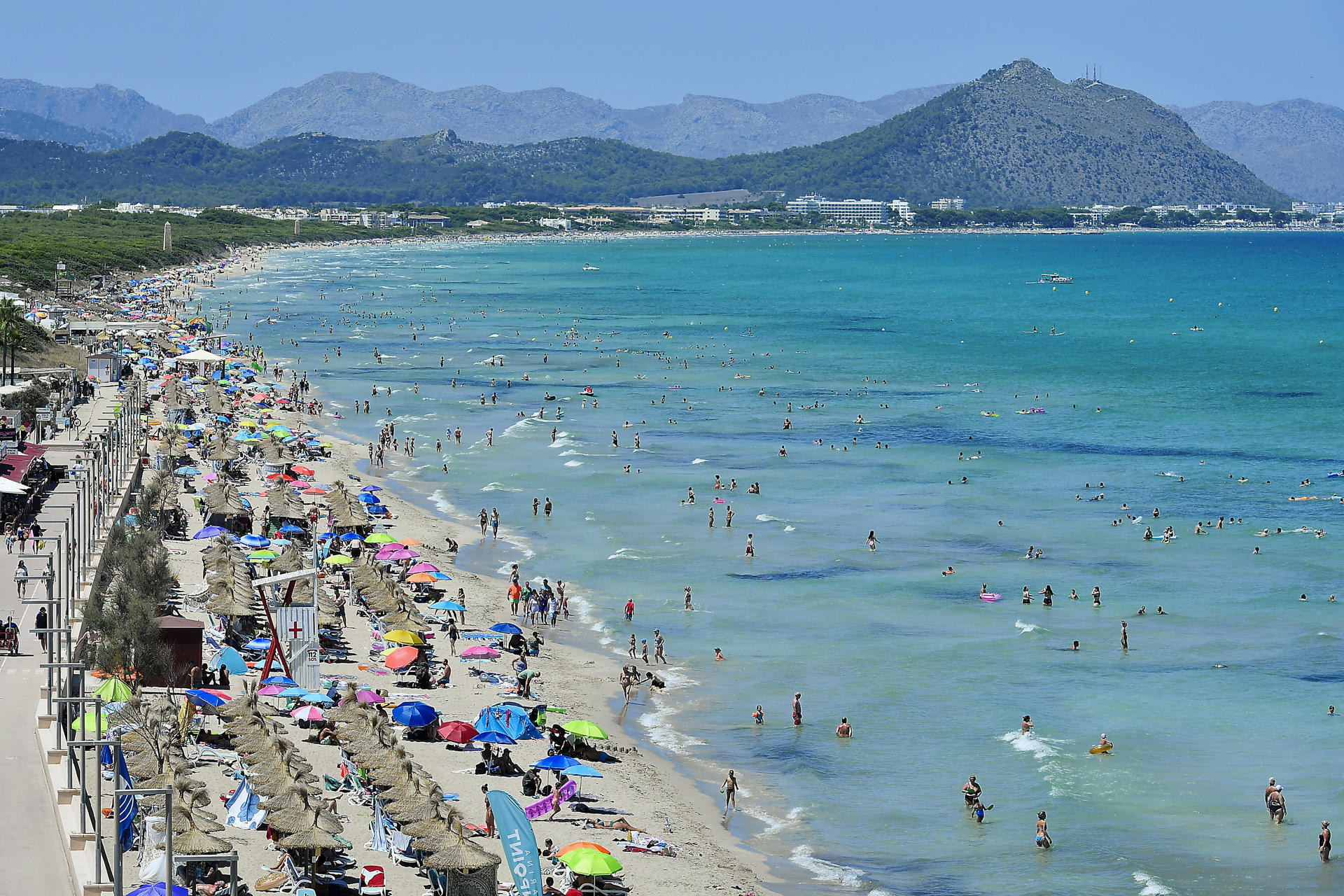 Vista de la bahía de Alcudia desde la Playa de Can Picafort en el municipio de Santa Margalida durante un día de playa en una imagen de archivo EFE/ Miquel A. Borràs