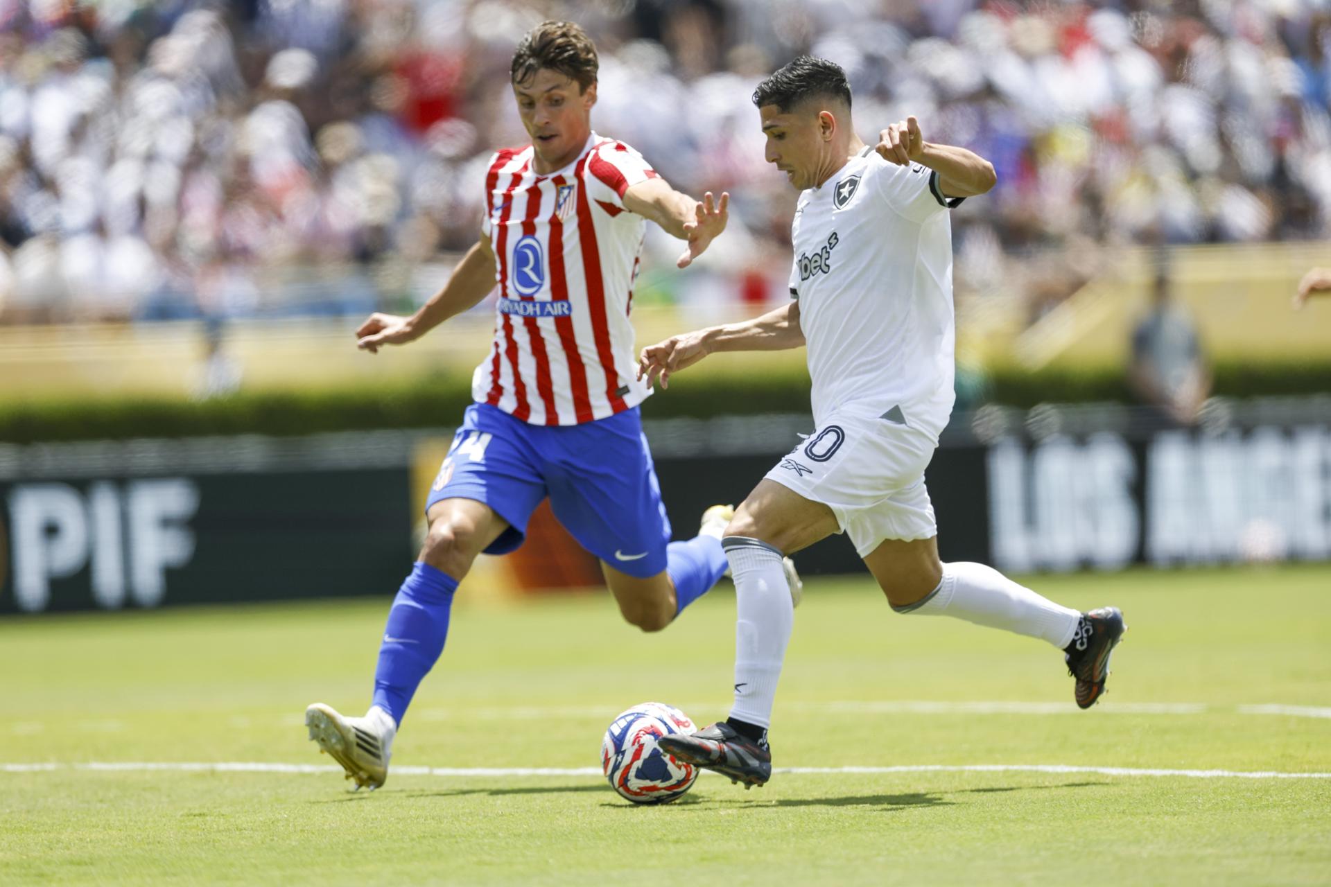 El jugador de Botafogo Jefferson Savarino (d) disputa un balón con Robin Le Normand del Atlético de Madrid (i) en el Mundial de Clubes. EFE/CAROLINE BREHMAN