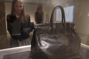 El 'bolso Birkin' de la casa francesa Hermès. EFE/EPA/SARAH YENESEL