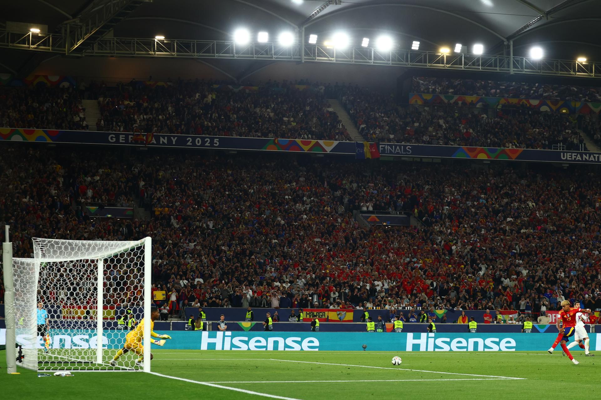 Foto del aprtido que trnasformó Lamine Yamal (d), el 3-0, durante la segunda semifinal en Stuttgart, , Alemania. EFE/EPA/ANNA SZILAGYI