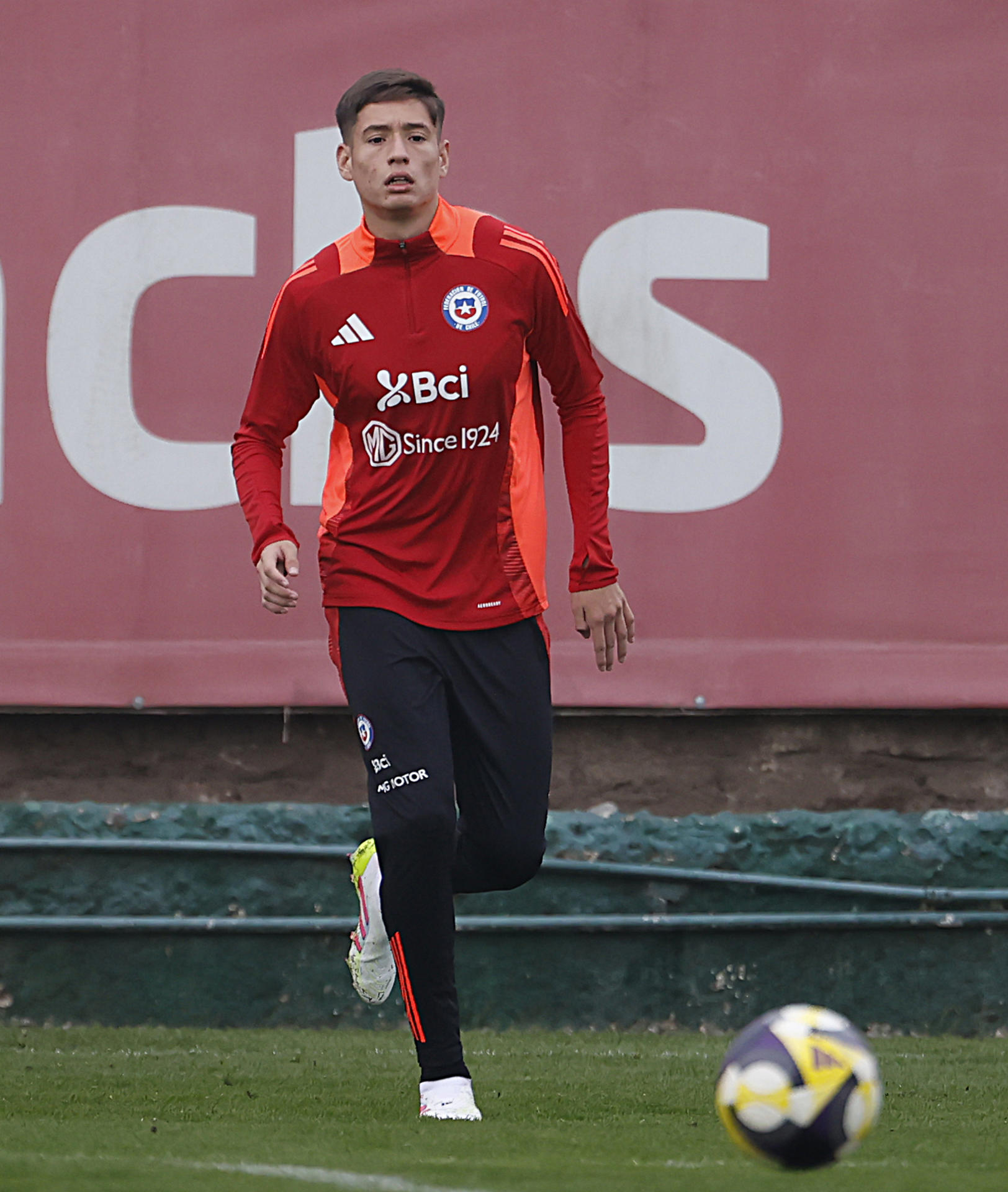 El central de 18 años Iván Román se entrena este miércoles por primera vez con la selección absoluta de Chile, que se prepara en Santiago para sus próximos partidos de las eliminatorias del Mundial de 2026. EFE/ Elvis González.
