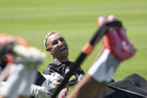El portero Keylor Navas participó este martes en San José de un entrenamiento de la selección de Costa Rica con la mira puesta en los partidos de eliminatorias del Mundial de 2026 contra Bahamas y Trinidad y Tobago. EFE/ Jeffrey Arguedas