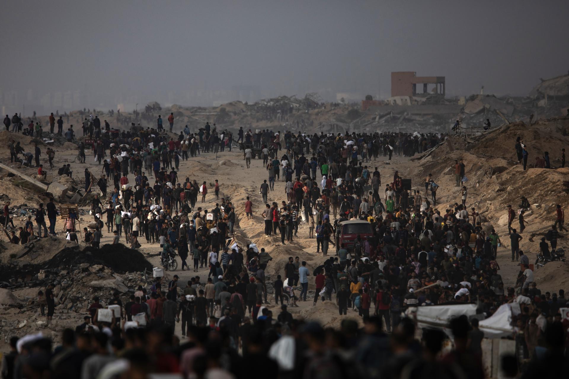 Desplazados palestinos llevan paquetes de ayuda humanitaria por la calle Rashid, al oeste de Jabalia, el 22 de junio de 2025, después de que los camiones de ayuda humanitaria entraron en la Franja de Gaza norte a través del cruce de Zikim, controlado por Israel, al noroeste de la ciudad de Gaza.
EFE/EPA/HAITHAM IMAD
//////////
Al-Rashid Street (-), 22/06/2025.- Displaced Palestinians carry relief packages along Rashid Street, west of Jabalia, 22 June 2025, after humanitarian aid trucks entered the northern Gaza Strip through the Israeli-controlled Zikim crossing, northwest of Gaza City. More than 55,700 Palestinians have been killed in the Gaza Strip, according to the Palestinian Ministry of Health, since Israel launched a military campaign in the strip in response to a cross-border attack led by the Palestinian militant group Hamas on 07 October 2023. EFE/EPA/HAITHAM IMAD