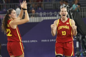 La jugadoras de España Sandra Ygueravide (d) y Juana Camilion celebran la victoria en foto de archivo de Miguel Toña. EFE
