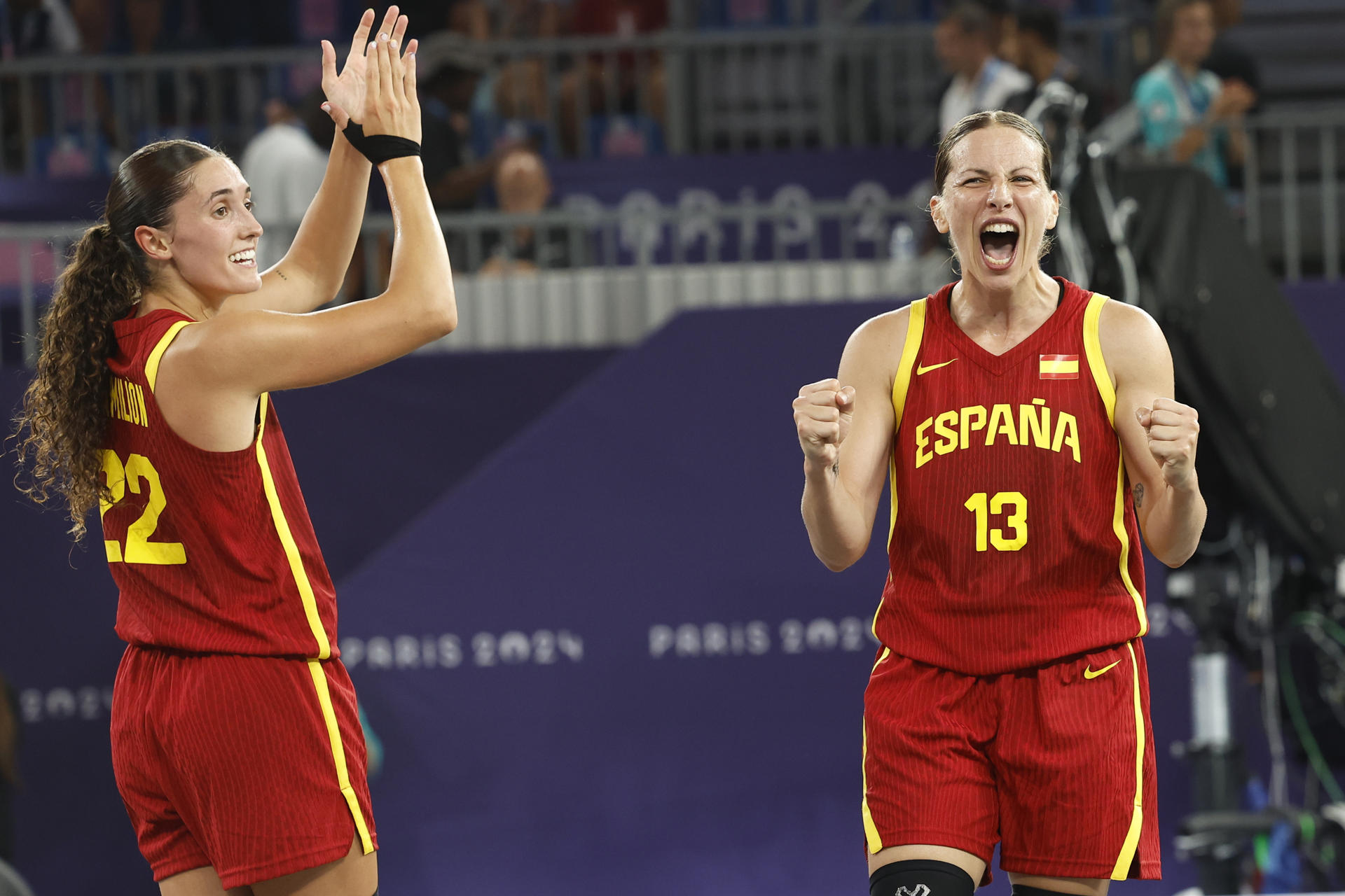La jugadoras de España Sandra Ygueravide (d) y Juana Camilion celebran la victoria en foto de archivo de Miguel Toña. EFE