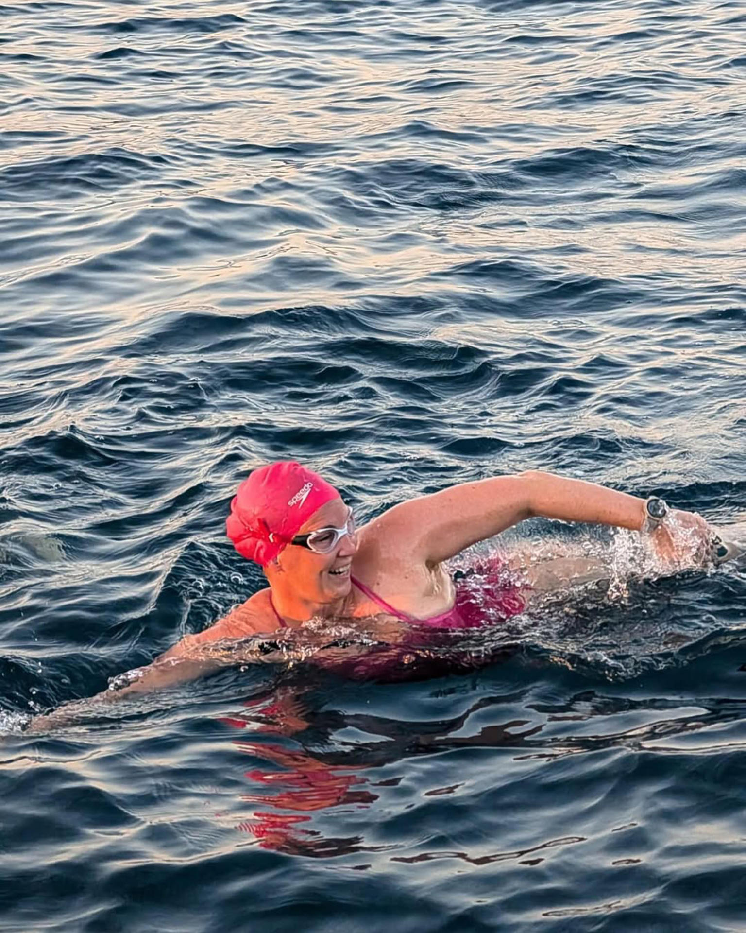 Fotografía tomada de la cuenta en Instagram @evabuzo, de la nadadora de ultramaratón australiana Eva Buzo en un entrenamiento para nadar entre Italia y Albania, el 8 de agosto de 2024. Buzo emprendió este sábado una travesía de más de diez horas entre la aldea de Juanchaco y el malecón de Buenaventura, el principal puerto de Colombia en el Pacífico, en rechazo a la violencia que vive esta región del suroeste del país. EFE/ @evabuzo