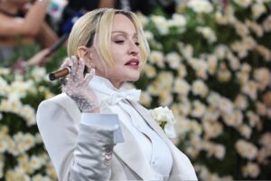 Madonna posa en la alfombra roja para la Met Gala 2025, en una fotografía de archivo. EFE/JUSTIN LANE
