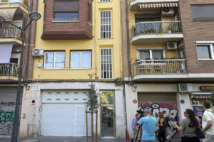 Varios periodistas aguardan ante la casa del exministro y diputado por Valencia José Luis Ábalos este martes cuando la Unidad Central Operativa (UCO) de la Guardia Civil está registrando desde primera hora de este martes una propiedad en València en el marco de la investigación abierta contra él en el Tribunal Supremo por el denominado caso Koldo. EFE/Raquel Segura